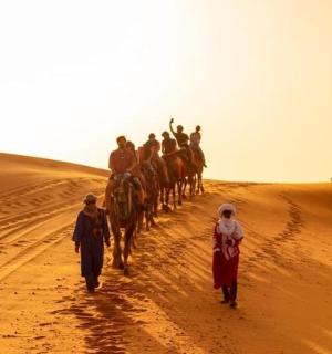 一群人在沙漠中骑马