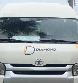 一辆货车停在车道上,前挡风玻璃