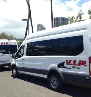 两辆白色货车停在停车场