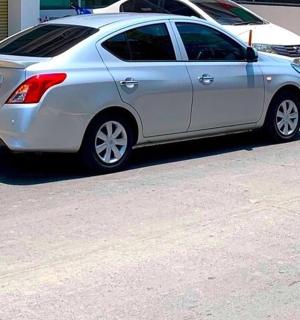 un cotxe platejat aparcat a la vora d'un carrer