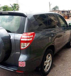 停在路边的一辆灰色汽车