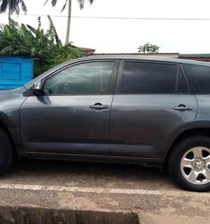 一辆灰色 SUV 停在停车场