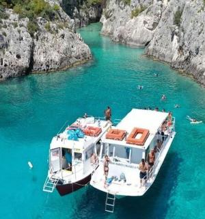 水中载有乘客的船