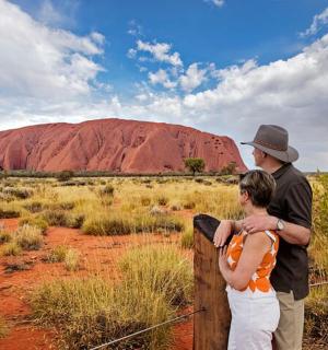 一名男子和一名女子正在观看艾尔斯岩
