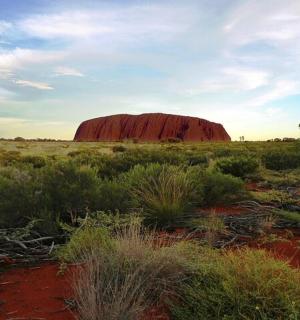 velký kámen uprostřed pole