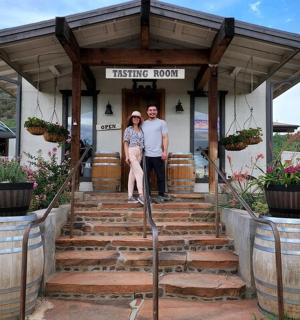 muž a žena stojící před budovou