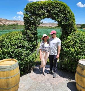 muž a žena stojící před dvěma sudy