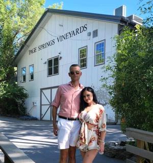 muž a žena stojící před budovou