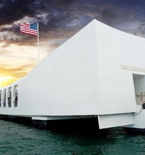 Bílá budova na vodě s americkou vlajkou