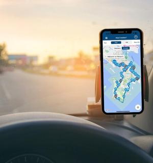 mobilní telefon ležící na palubní desce auta