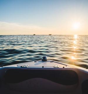 夕阳下水中的一艘船