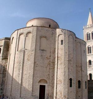 一座有塔楼和教堂的古老建筑