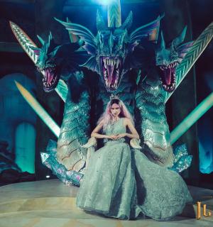 一位坐在龙雕像上的女人