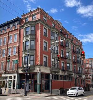 červená cihlová budova na rohu ulice