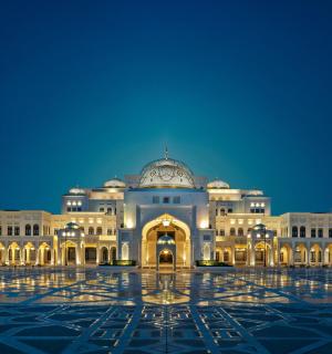 velká budova s kupolí na vrcholu v noci