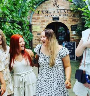 一群妇女站在一栋建筑物前