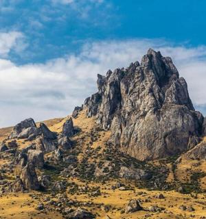 田野中央的一座大岩石山
