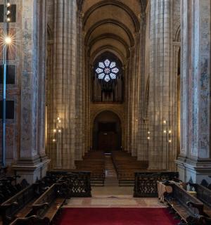 eine leere Kirche mit Stühlen und einem großen Fenster