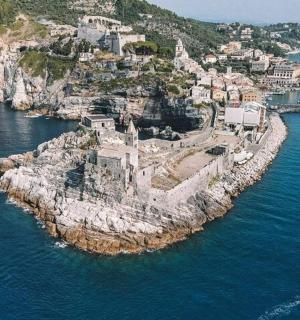 水中岛屿的鸟瞰图