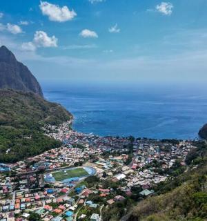 山区小镇的鸟瞰图