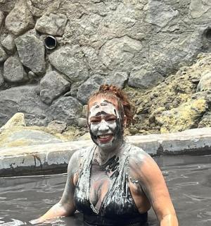 一名戴着面具在水中的女子