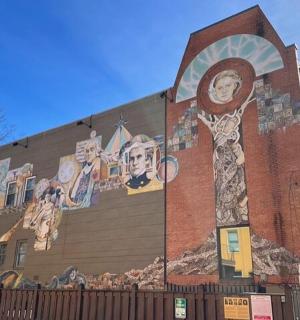 budova s nástěnnou malbou na boku