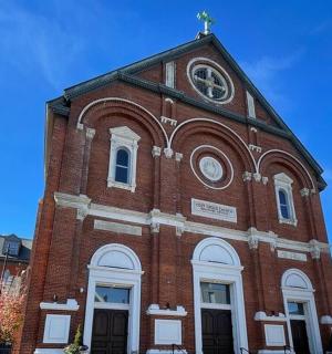 velká cihlová budova s hodinovou věží