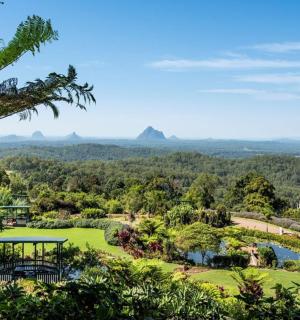 נוף של פארק עם שולחן פיקניק ועצים