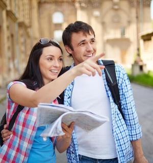 一名男子和一名女子指着地图