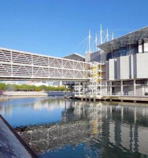 一座前面有河的大楼