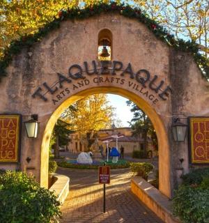 带有拱门的花园入口