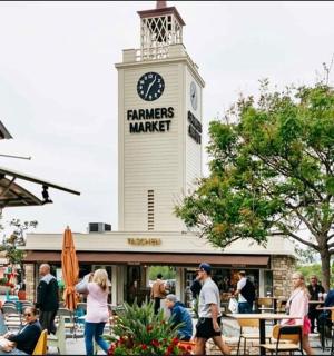 一座建筑物顶上的钟楼,上面有人