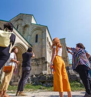 一群人站在教堂前