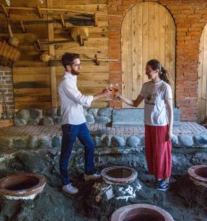 一个男人和一个女人站在房间里