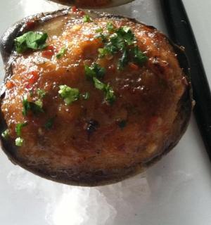 kus jídla ležící na bílém talíři