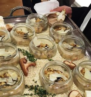 tác plný sklenic s jídlem na stole