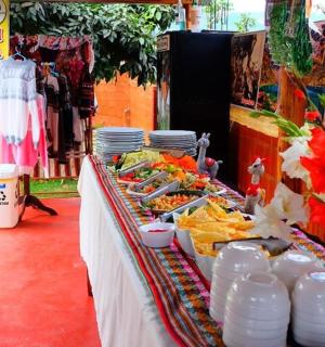 bufetový stůl s jídlem a talíři jídla