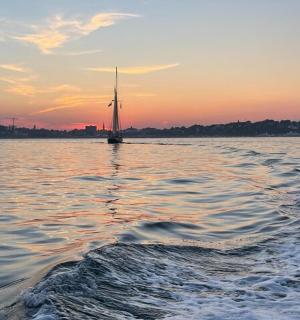 日落时分水中的帆船