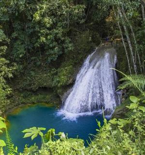 森林中间的瀑布，水蓝色