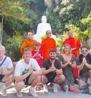 一群人在雕像前摆姿势