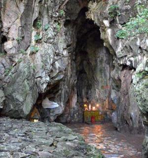 岩石山上的一个洞穴,里面有一张桌子