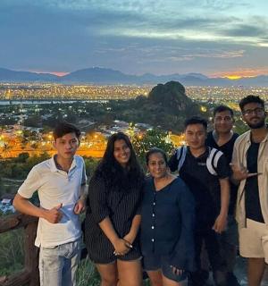 一群人站在山顶上