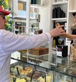 一名女子在商店里帮助一名男子买食物