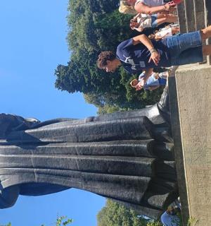 一群人爬上建筑物的侧面