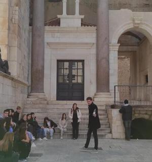 一群人站在一栋建筑物前