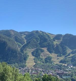 hora s městem uprostřed ní