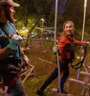 muž a žena stojící na houpačce