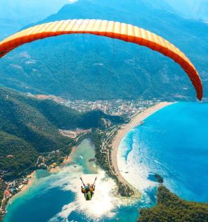 滑翔伞飞越海滩和海洋