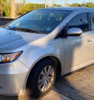 stříbrné auto zaparkované na parkovišti