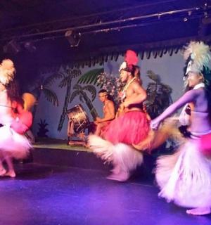 一群女人在舞台上跳舞